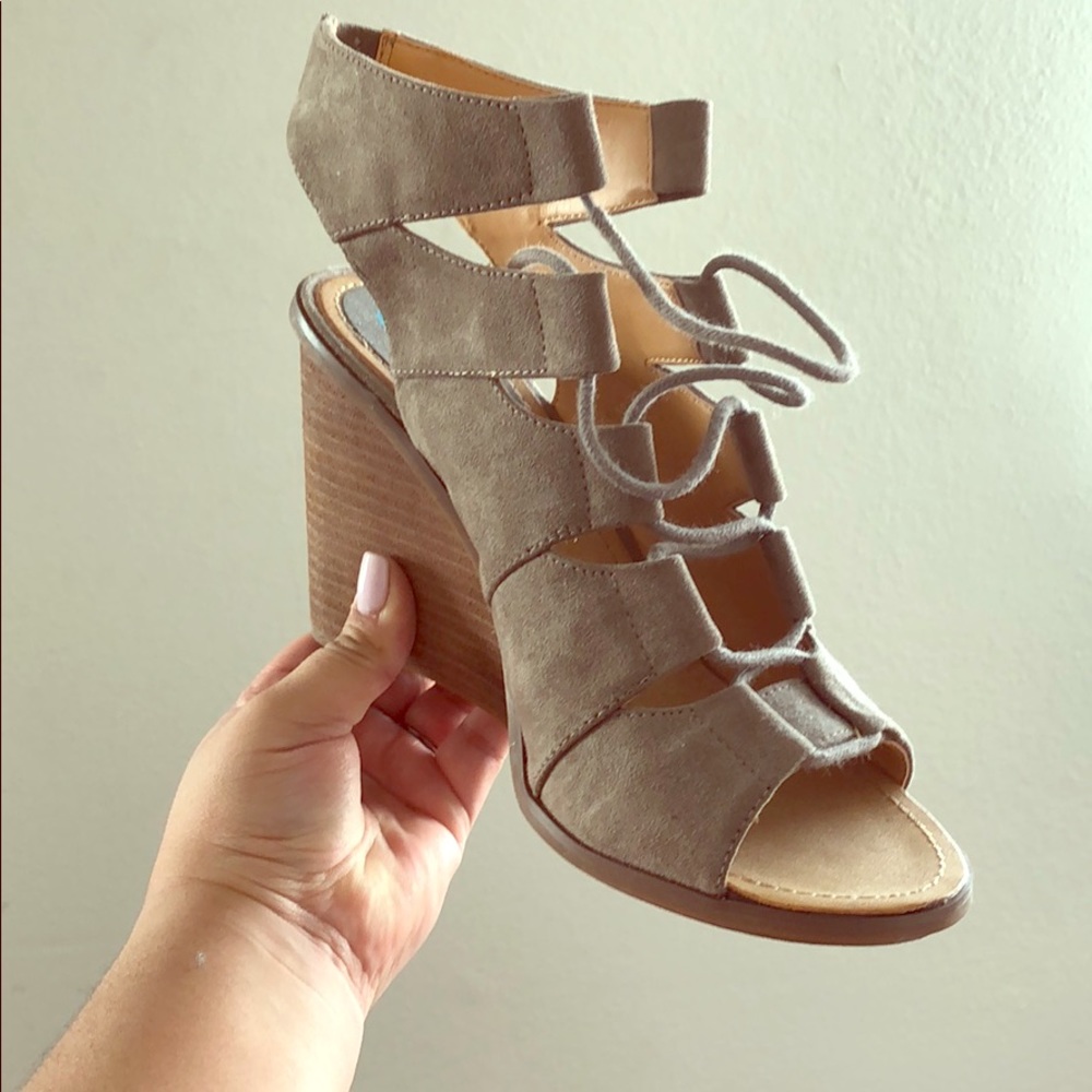 Size 9 never worn. Perfect condition!